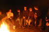 E_76_Lagerfeuer_Leute_1